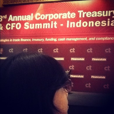 Dera mencatat dan menyimak dengan serius