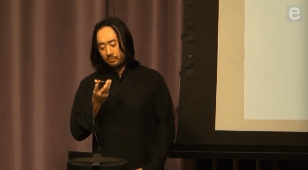 Ge Wang memperagakan produknya