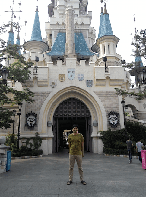Di depan Castle Lotte World