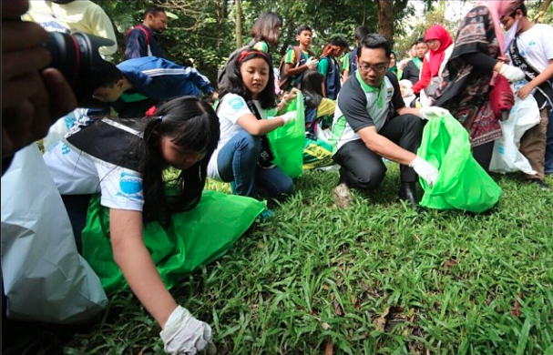 Gerakan Pungut Sampah di Bandung *foto diambil dari instagram ridwan kamil