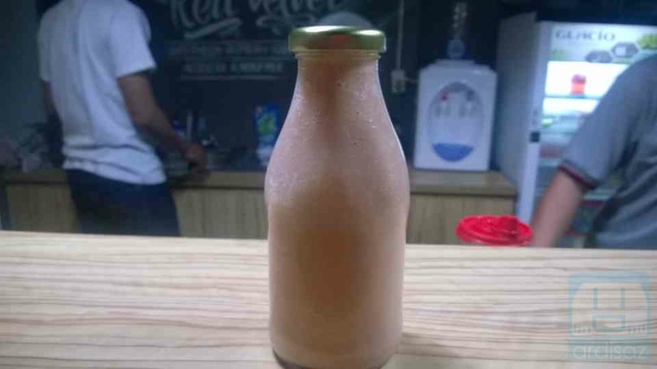Smoothies dengan campuran pepaya, markisa, almond milk, dan ada satu lagi bahannya saya lupa :p