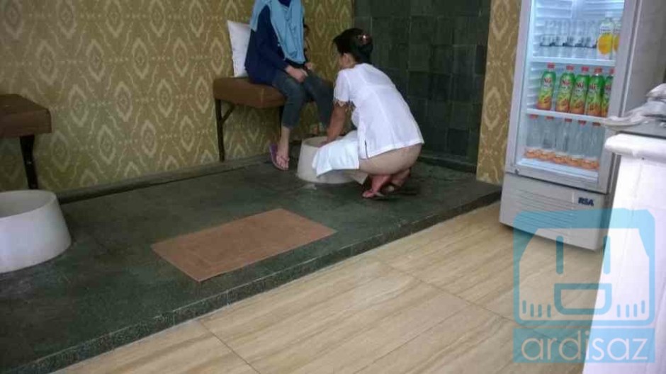 Dicuci kakinya sebelum naik ke atas